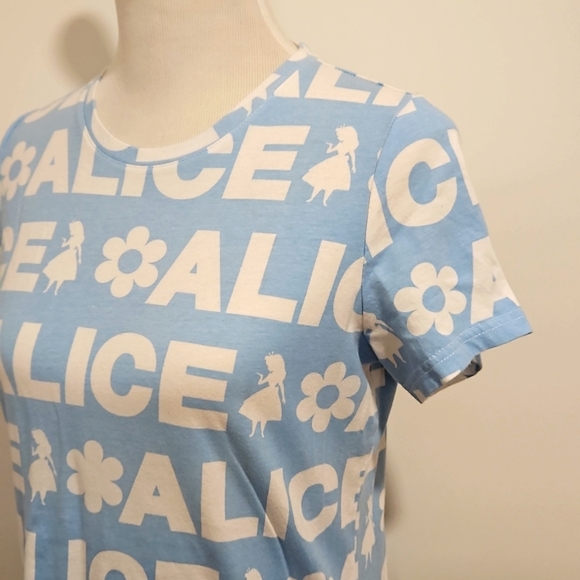 Alice In Wonderland repeating text DISNEY short sleeve graphic tee Small EUC - Picture 2 of 7